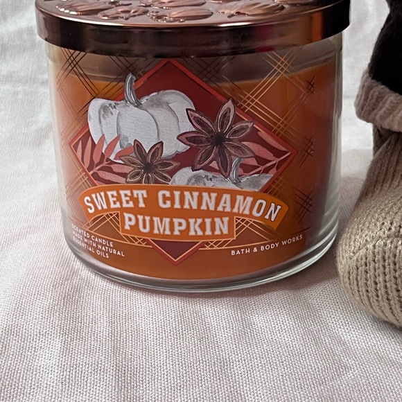 It’s Pumpkin Time. Bath and Body Works Candle and Starbucks Bear. - Picture 5 of 7